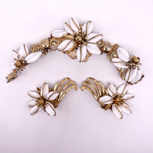 Napier White Resin Flower Bracelet 7” and Earrings Set - Picture 3 of 7